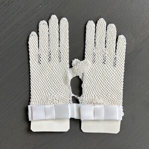 Carolina Amato White Crochet Bow Gloves